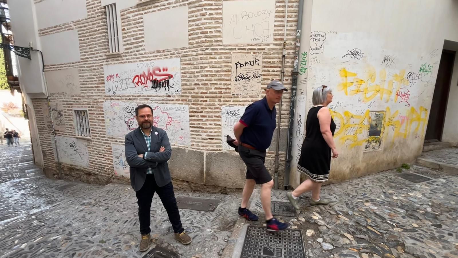Juanjo Ibáñez en una calle del Albaicín.