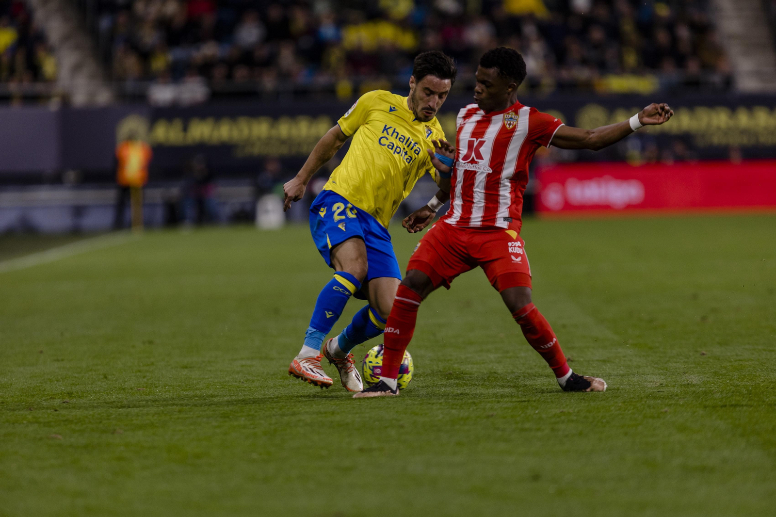 Ramazani trata de robarle el balón al cadista Iza Carcelén durante el partido de la pasada temporada.