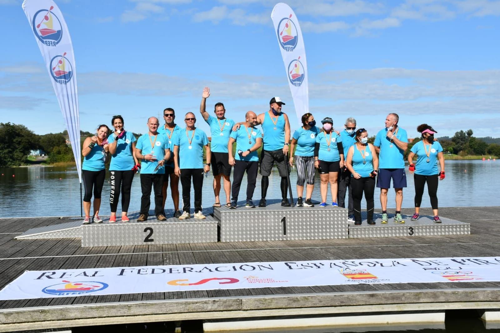 Los componentes del club posan en el pódium de la prueba asturiana.