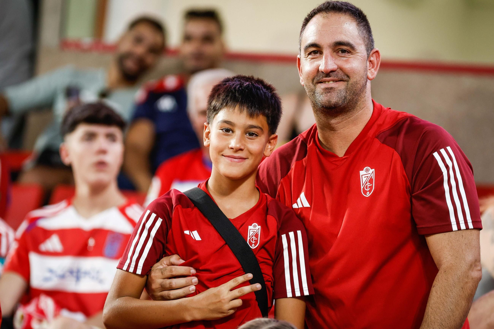 Encuéntrate en la grada de Los Cármenes y en el recibimiento al Granada CF