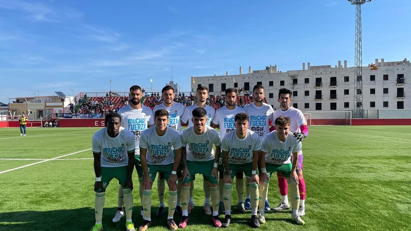La plantilla del Xerez CD salió con una camiseta en apoyo a Migue García.