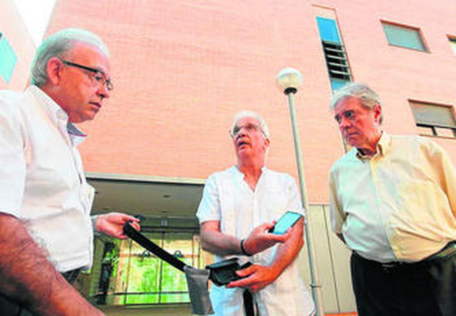Los ingenieros Joan Cabestany y Andreu Catalá junto a Pere Ribera, afectado por la enfermedad.
