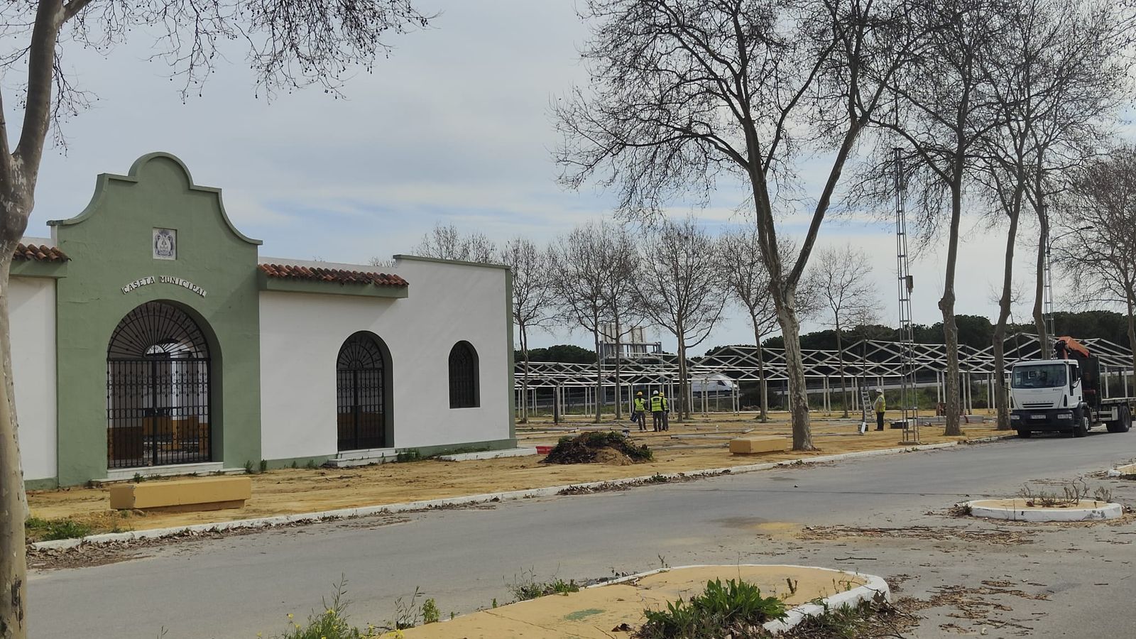 Una imagen del montaje de la Feria en el recinto de Las Banderas.
