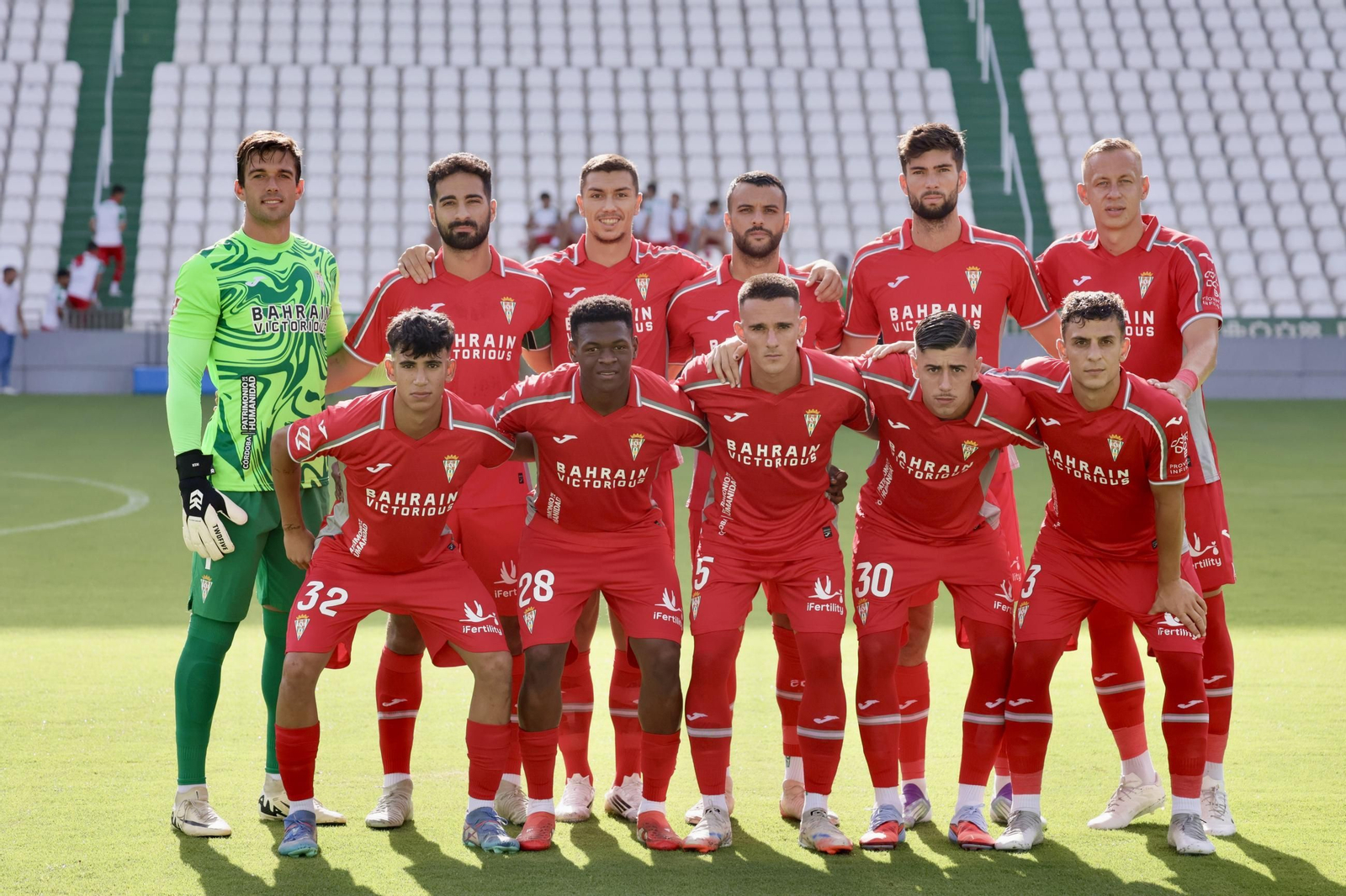Dani Albuera (abajo a la izquierda, dorsal 32) en el once inicial del Córdoba CF ante el Betis Deportivo.