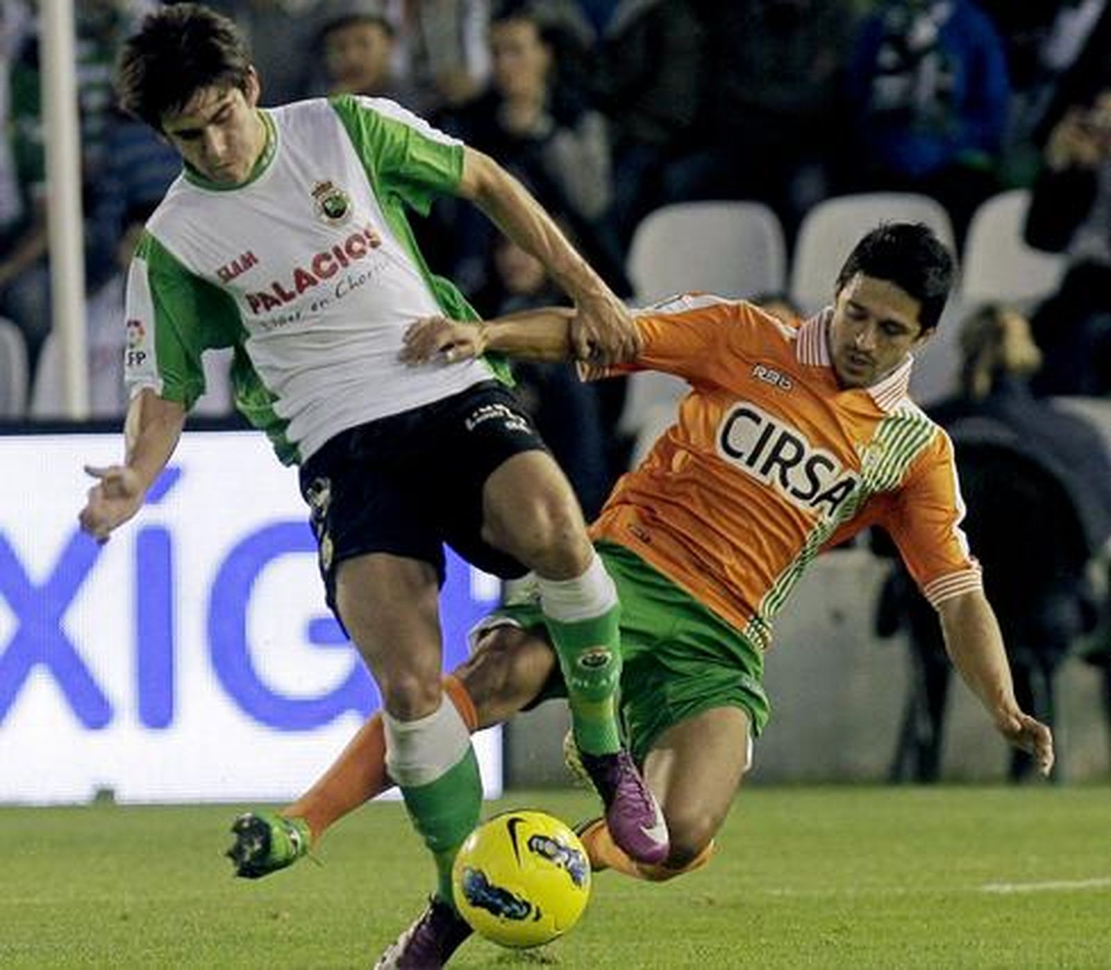 El Betis acumula su sexta derrota seguida tras caer con el Racing en Santander (1-0). / EFE