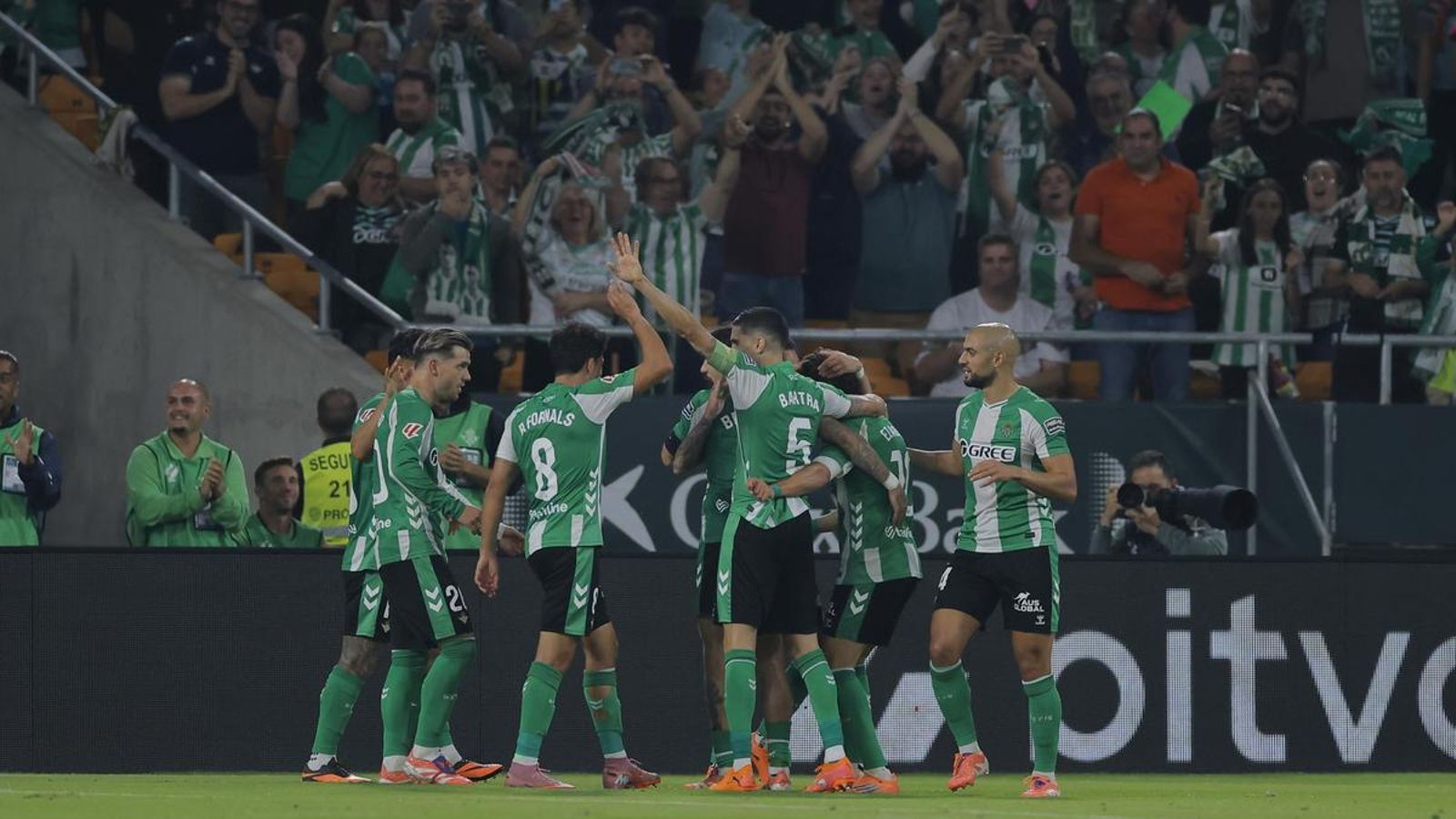 Amrabat, entre otros, celebra uno de los goles del Betis al Mallorca.
