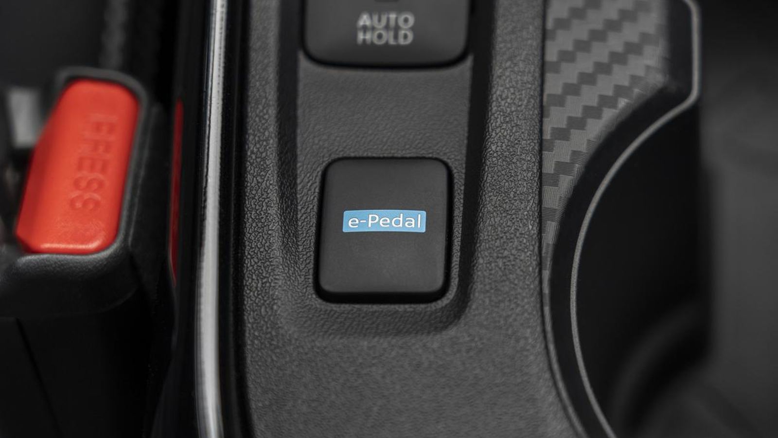 No está muy a la mano, puesto que se sitúa en la consola central en una parte retrasada, pero merece la pena darle uso a esta función para conducir el Juke Hybrid de manera parecida a lo que ya permite el Leaf.