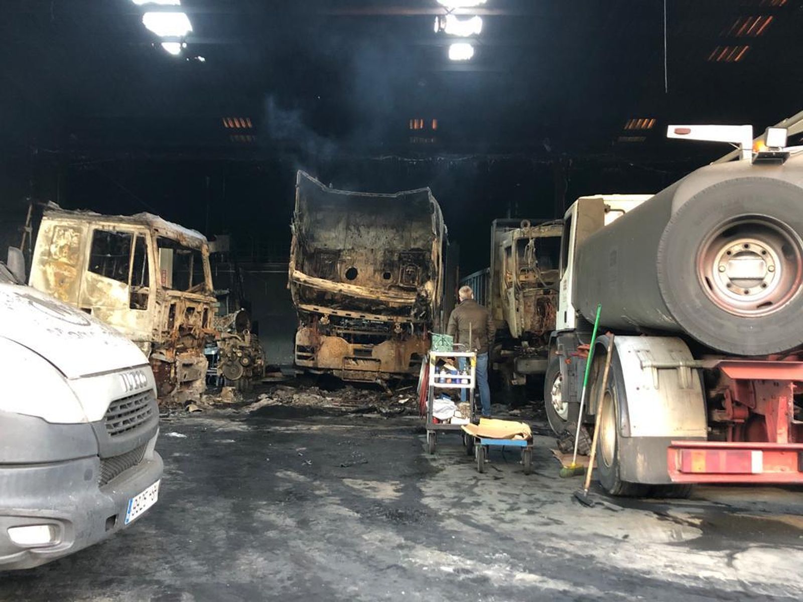 Camiones calcinados en el taller de Cartaya tras el incendio de esta madrugada.