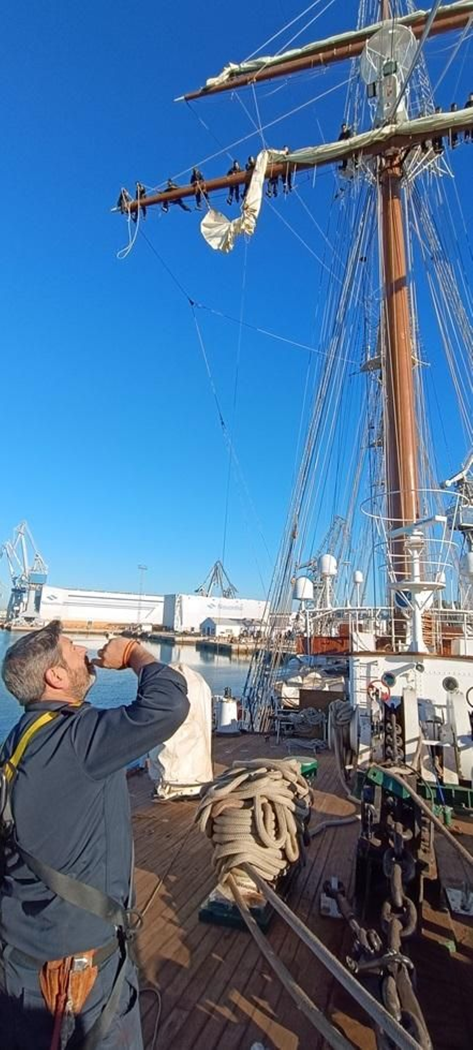Labor de comprobación de las 20 velas con las que navega el Juan Sebastián de Elcano.