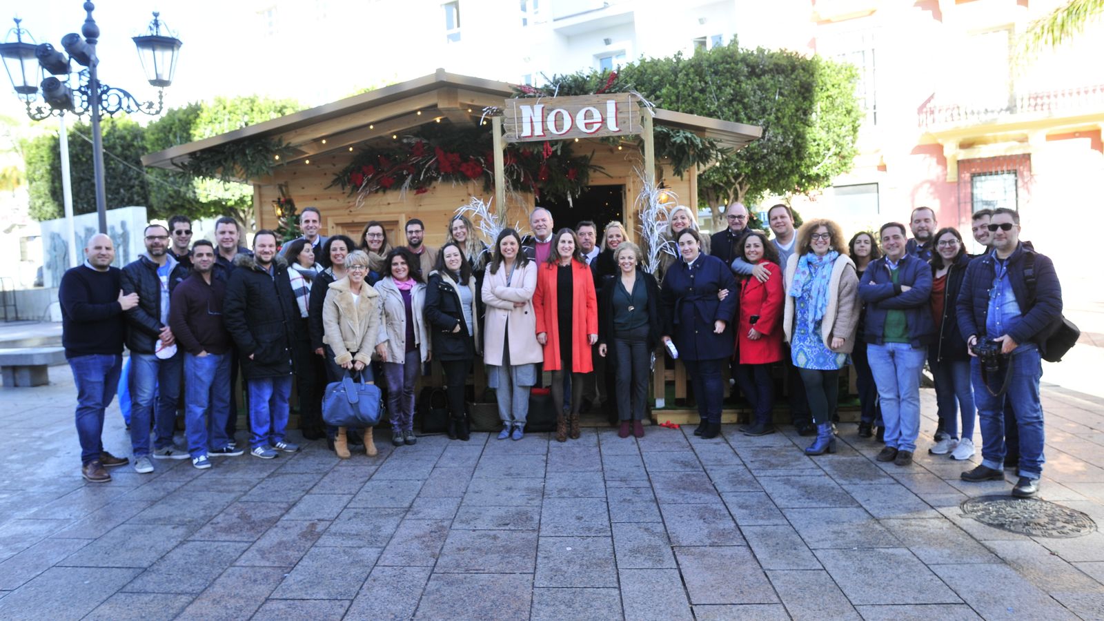 Fotografía tomada tras el desayuno del equipo de gobierno con la prensa, ante la Casa de Papá Noel.