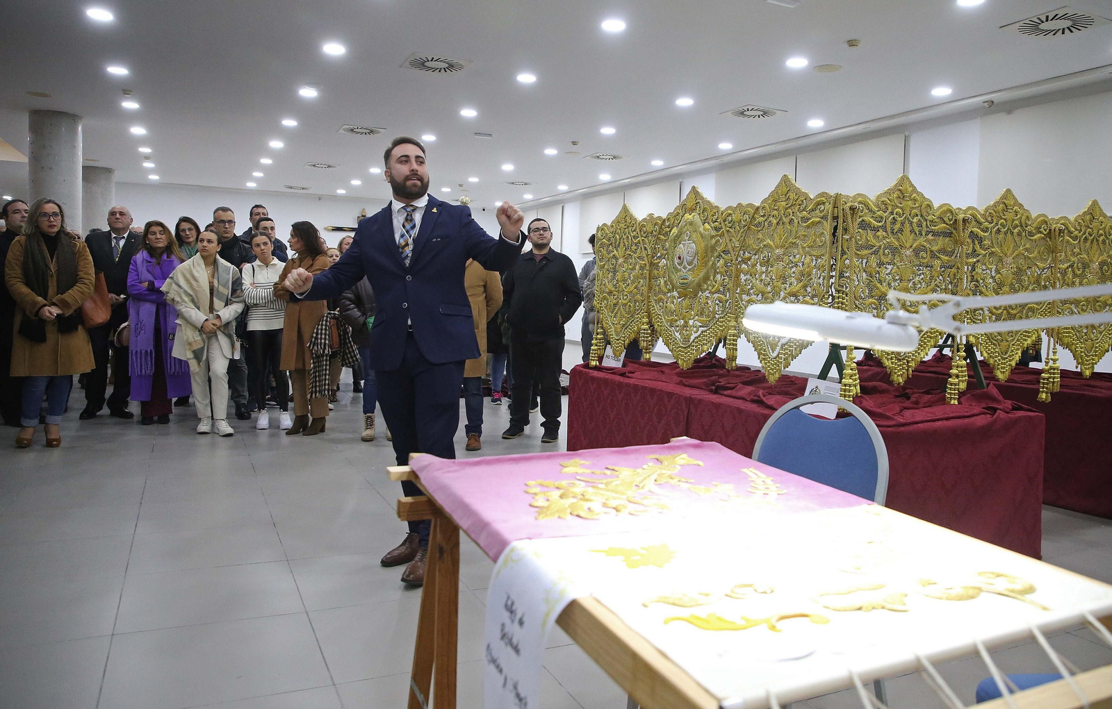 Fotos de la exposición de enseres cofrades en La Línea