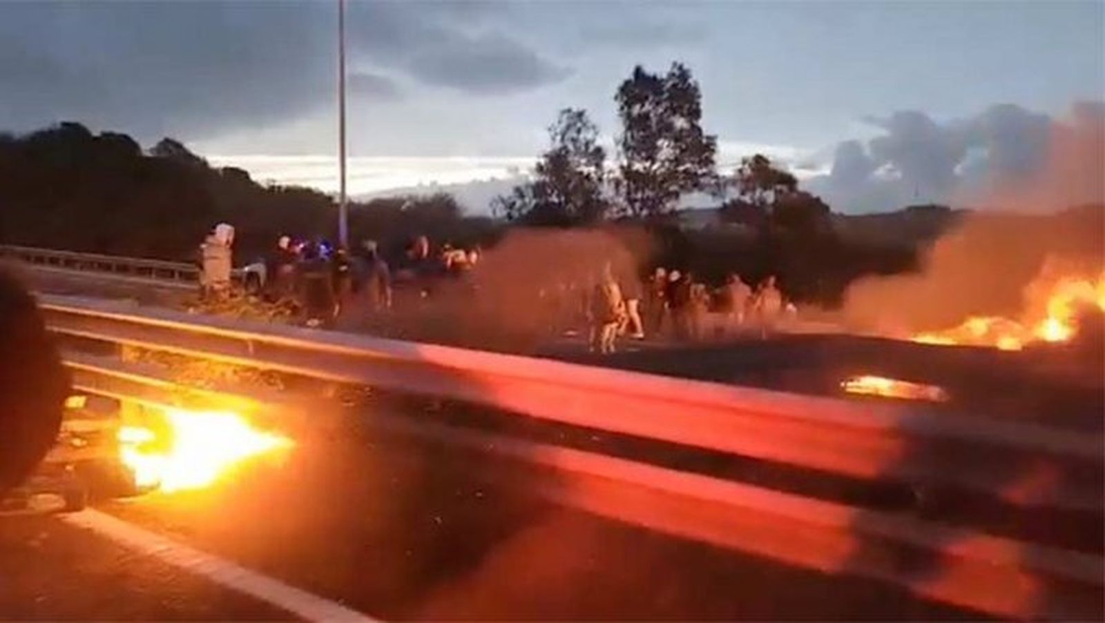 Imagen de la protesta que tuvo lugar en la A-49 a primera hora de la mañana del viernes.