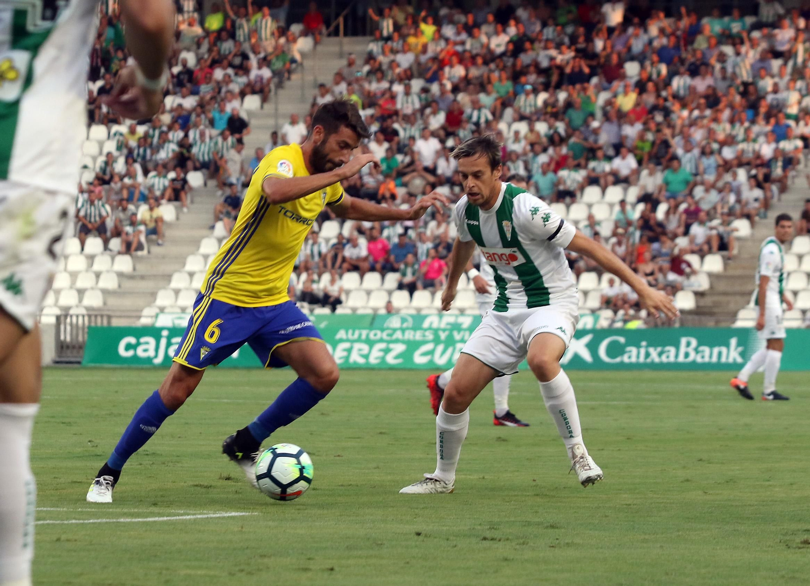 José Mari protege el esférico en el Córdoba-Cádiz de la temporada 2017-18.