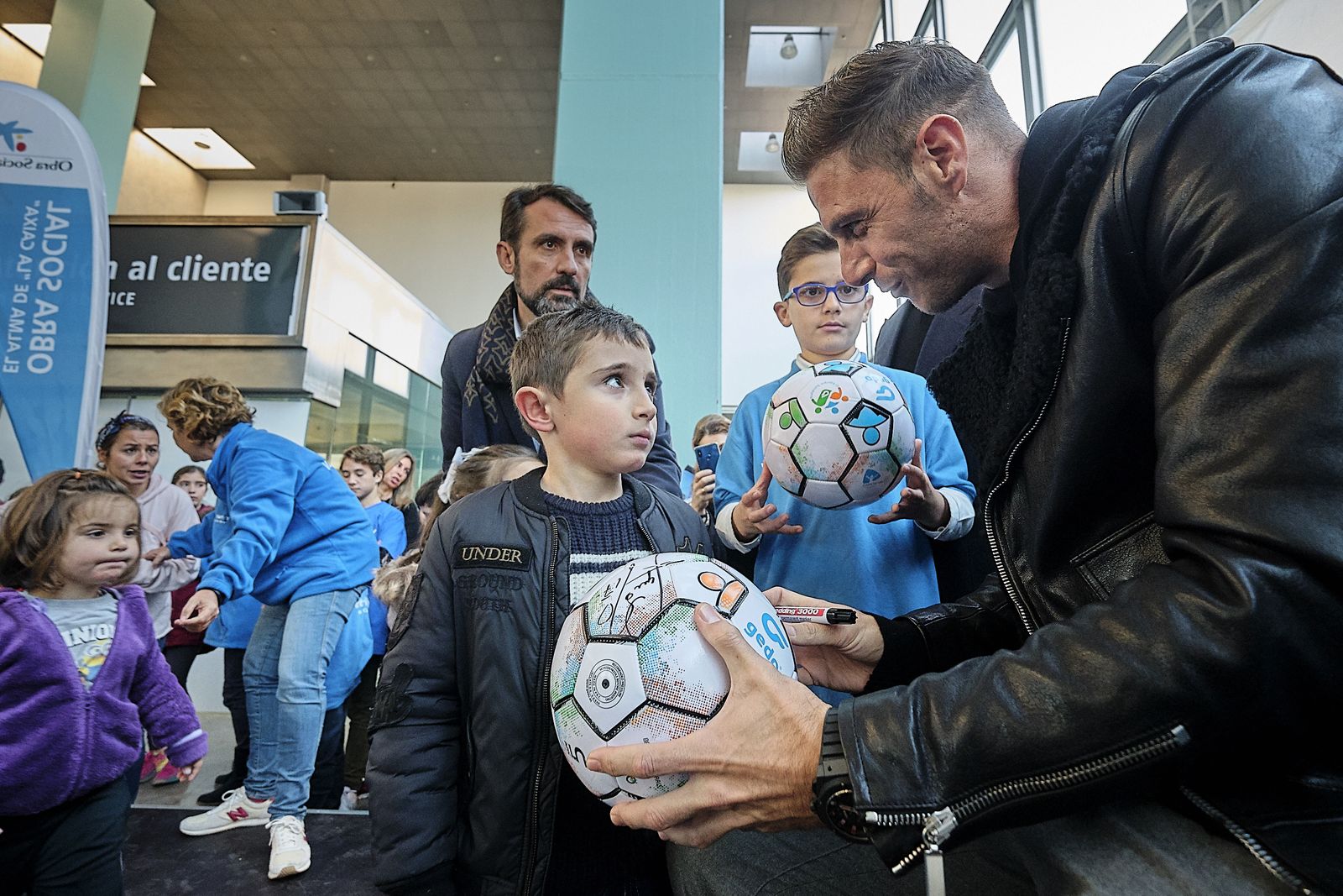 El bético Joaquín entrega balones firmados a 120 niños y niñas.