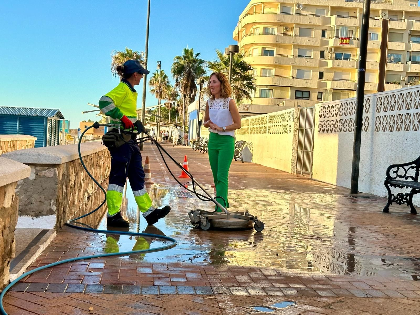 La edil, Carmen Díaz (D.), dialoga con una operaria del servicio de Limpieza.