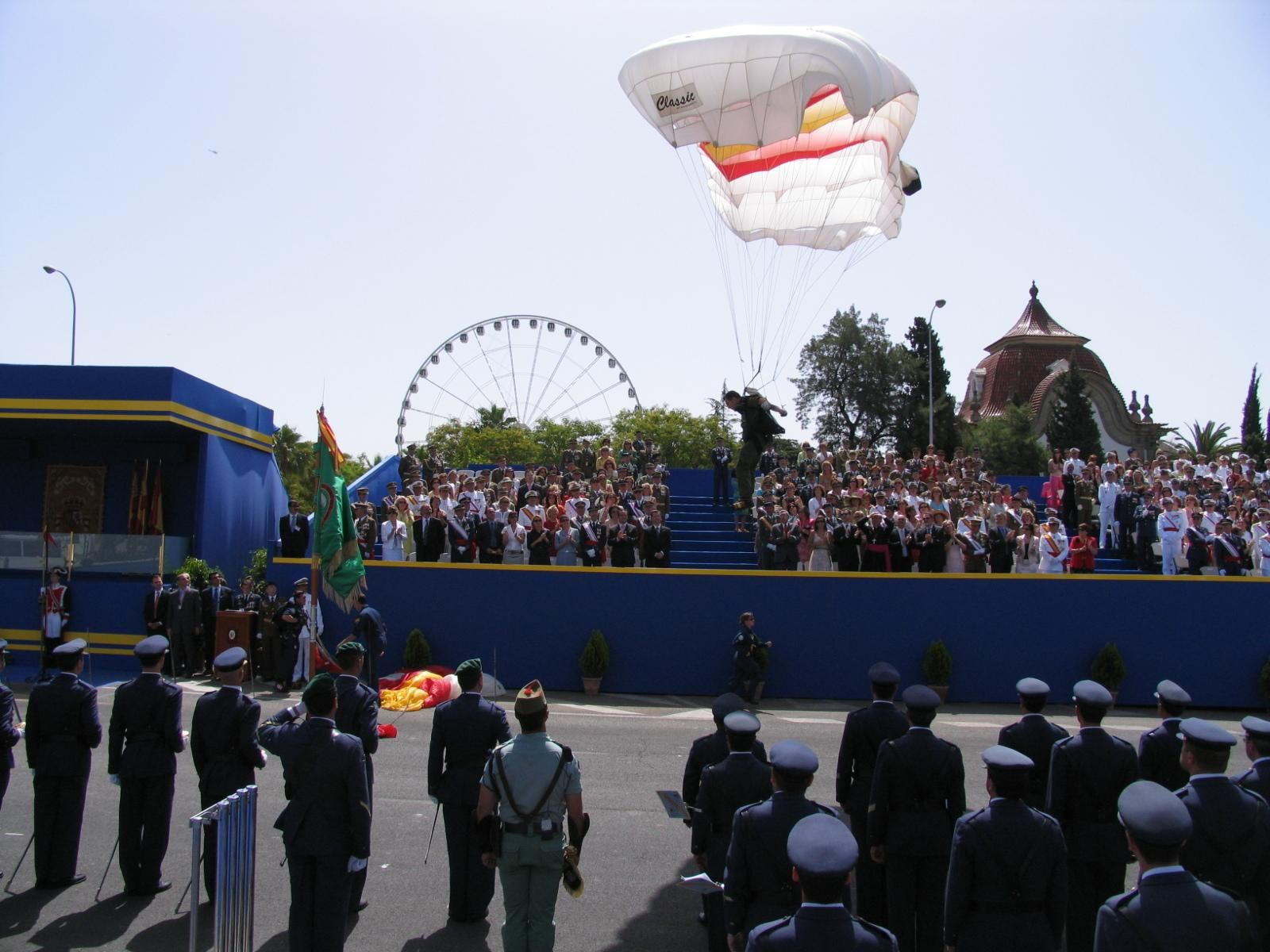 Un paracaidista con la bandera nacional, en el Día de las Fuerzas Armadas celebrado en 2006 en Sevilla