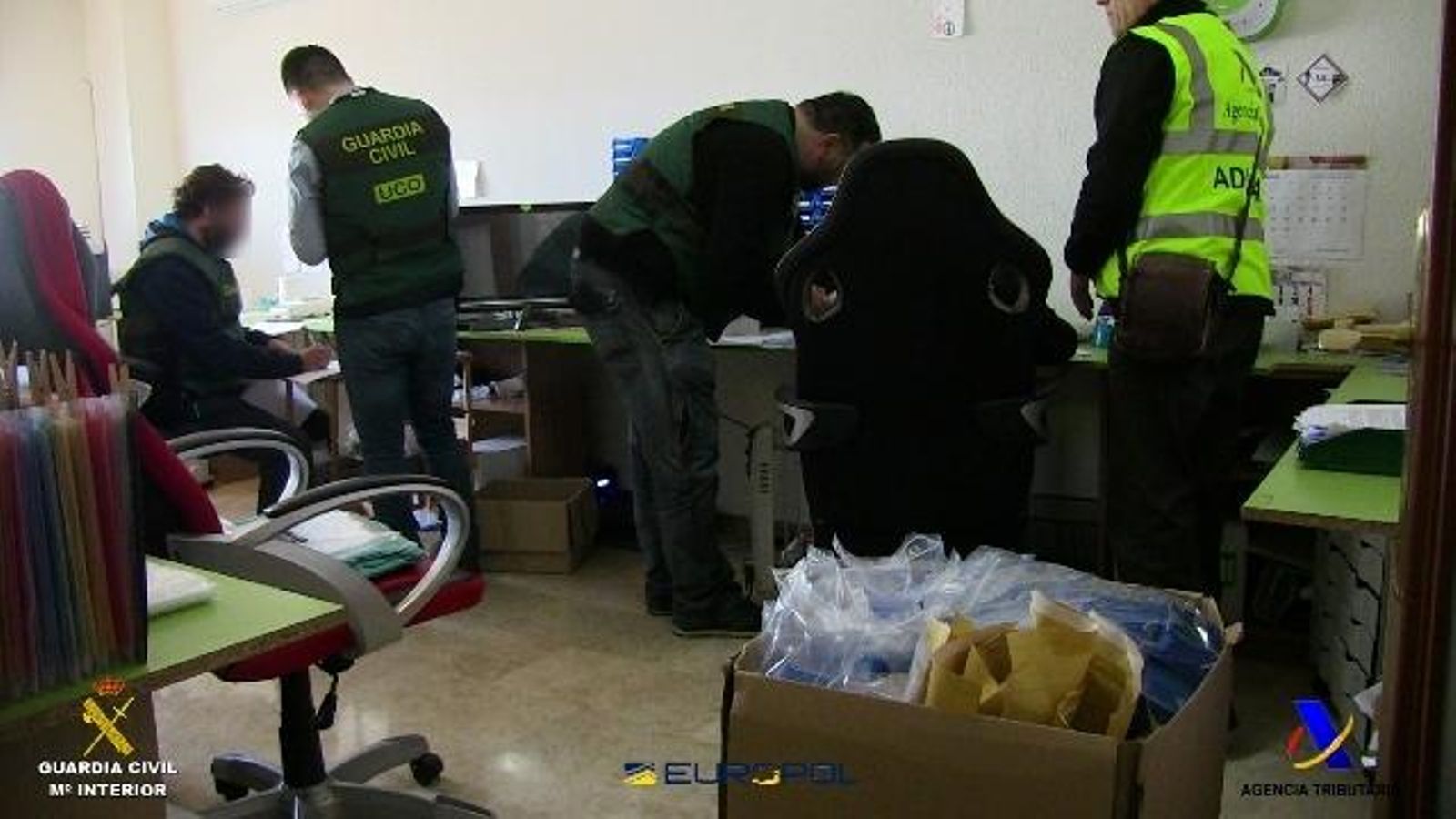 Los agentes responsables de la investigación durante uno de los registros practicados.