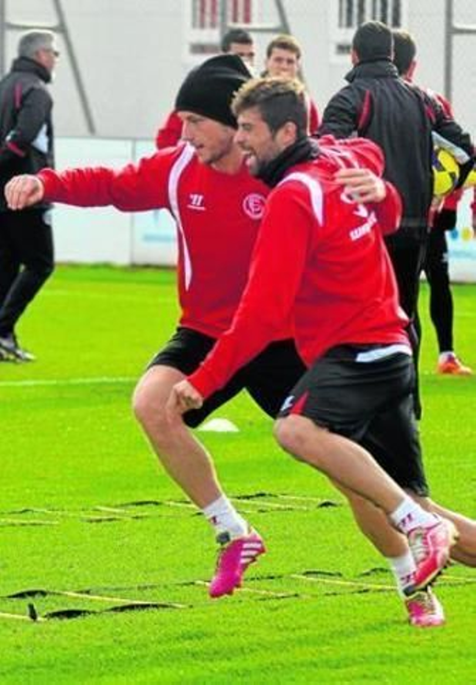 Rakitic y Coke realizan un ejercicio al alimón durante el calentamiento de la última sesión.