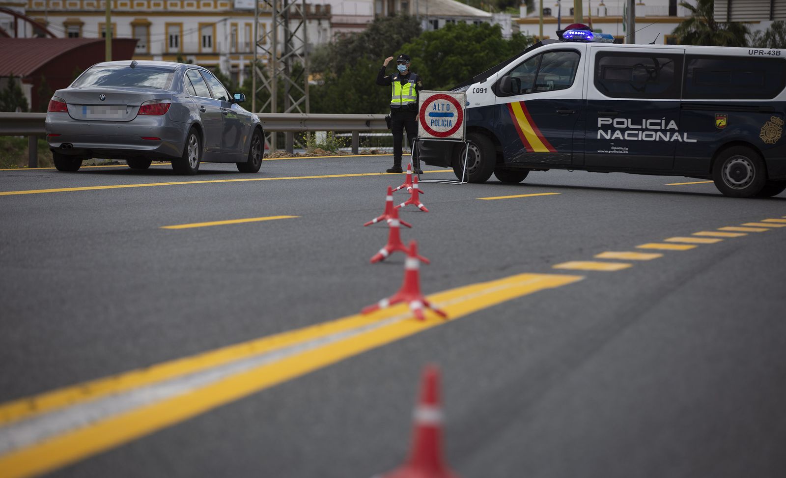 Coronavirus en Sevilla: Controles de la Policía Nacional a las puertas del puente del 1 de Mayo