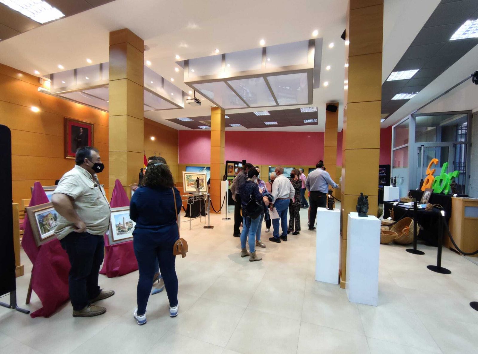 Lourdes Ramos inauguró el pasado lunes la exposición de arte en el salón de actos del Ayuntamiento de Gádor.