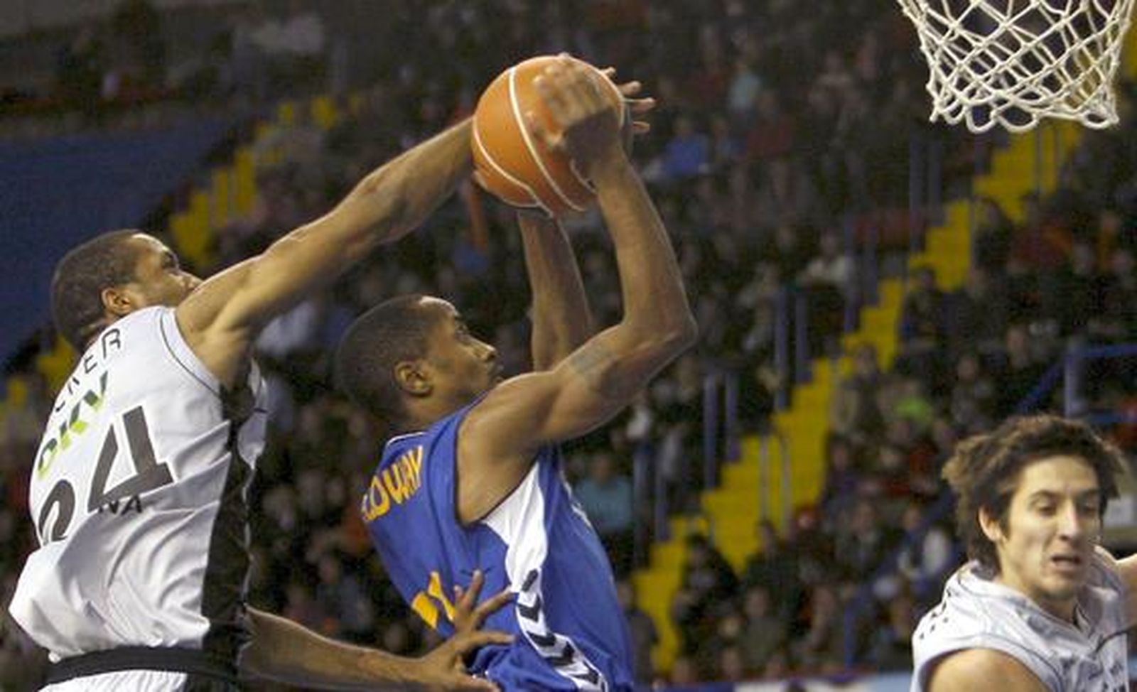 Calloway es taponado desde atrás cuando ya veía la pelota dentro. / EFE