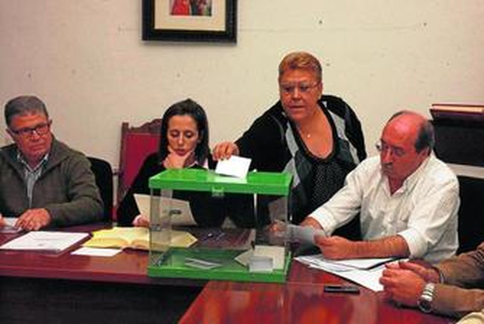 Dolores Urbano vota ante Sabariego -izquierda- y Bartolomé López Aljariilla -derecha-.