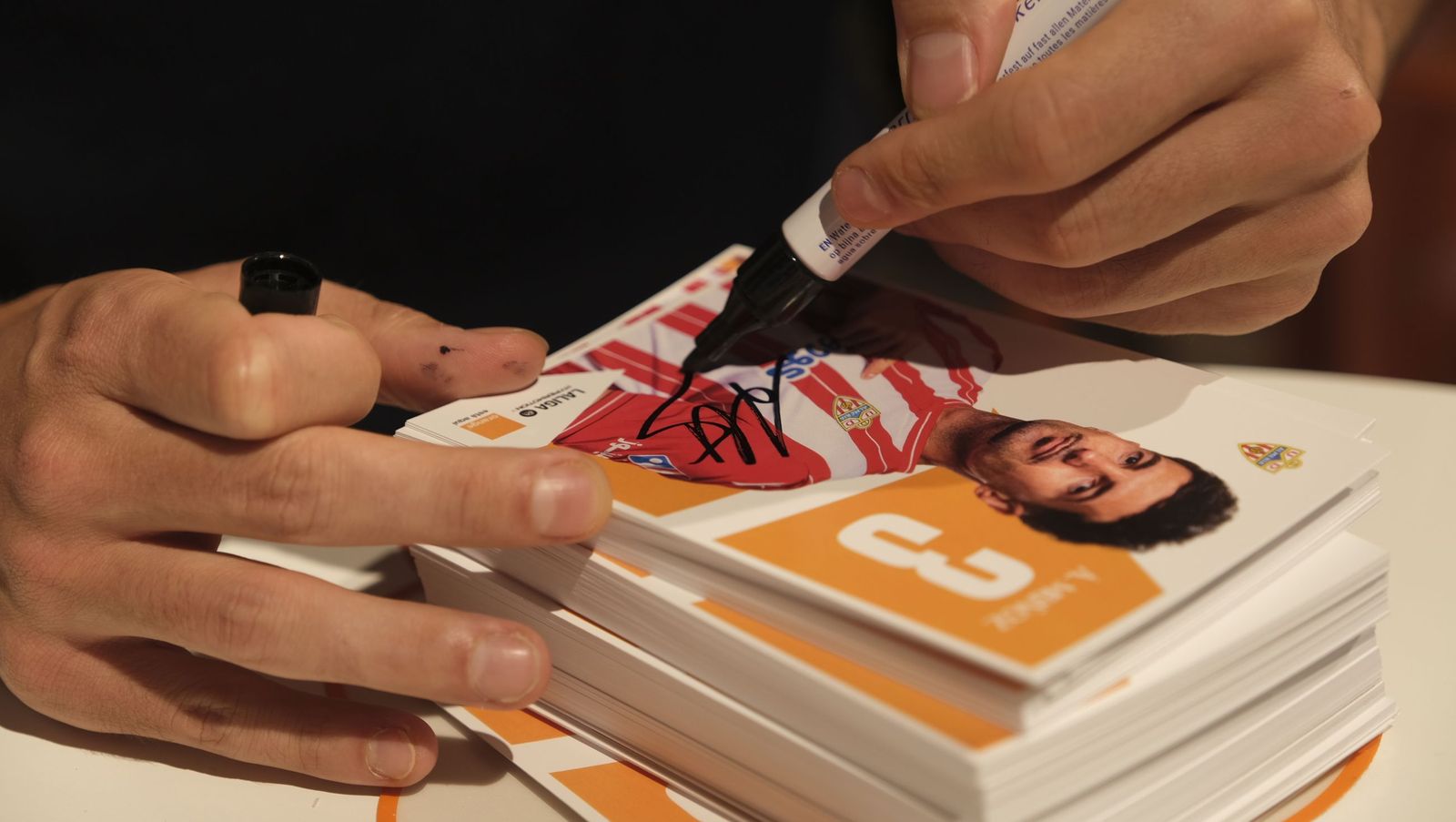 Búscate en las fotos de la firma de los jugadores de la U.D. Almería en la tienda Orange