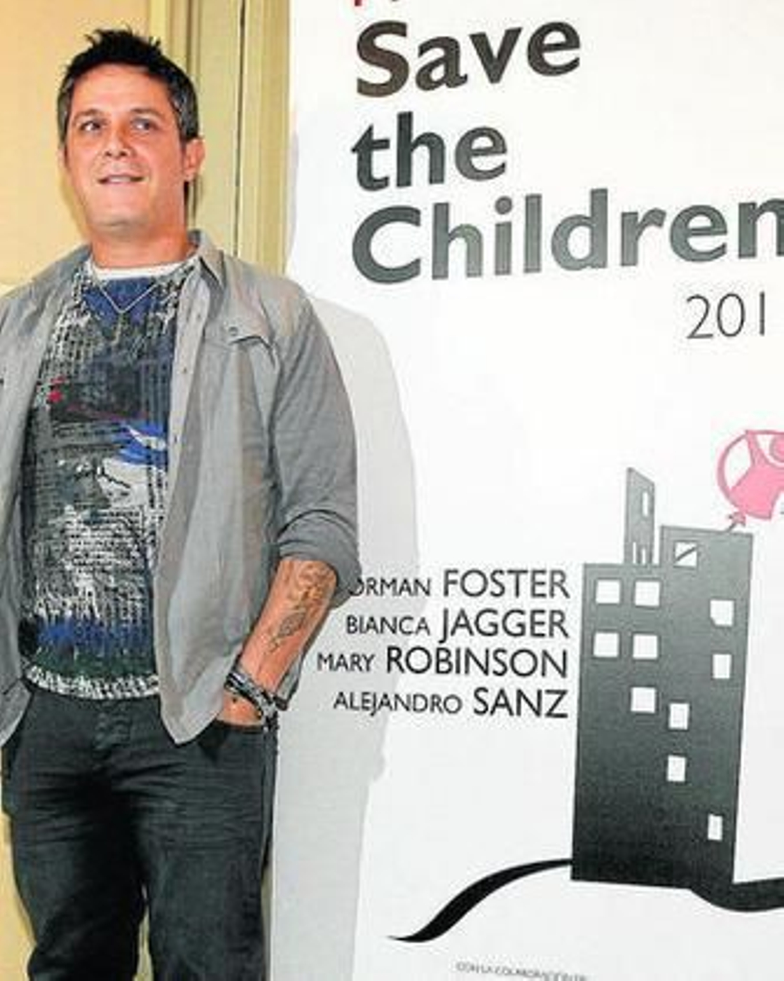 Tres modelos lucen diseños de la firma con plumas, flecos, pieles y bordados muy elaborados.