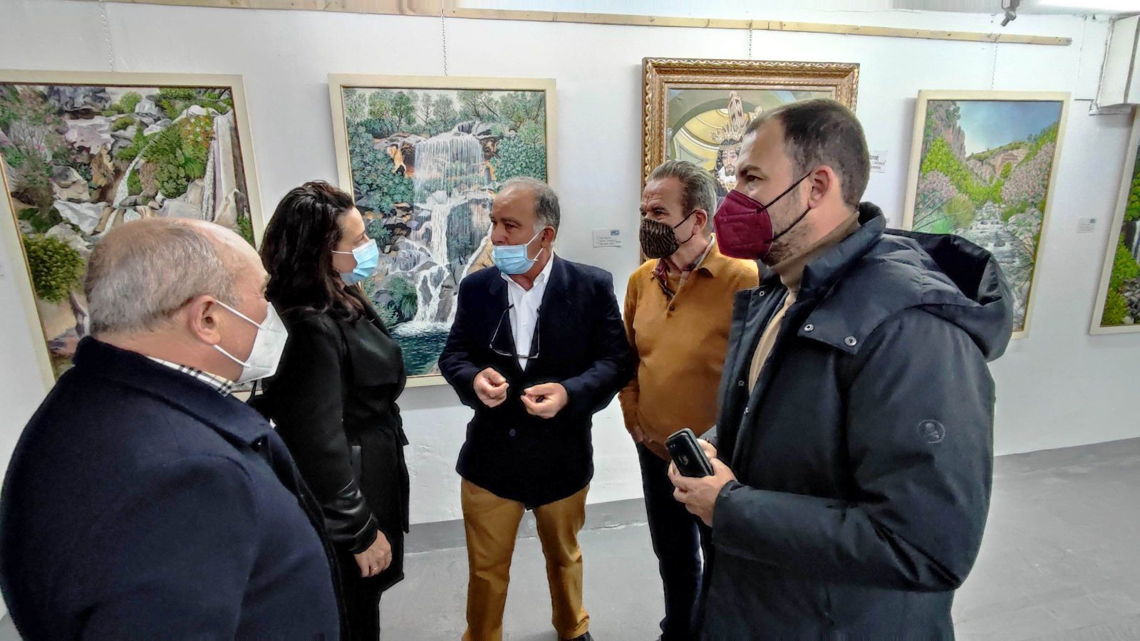 José Cabrera con los ediles y el presidente de Arte Sur 21