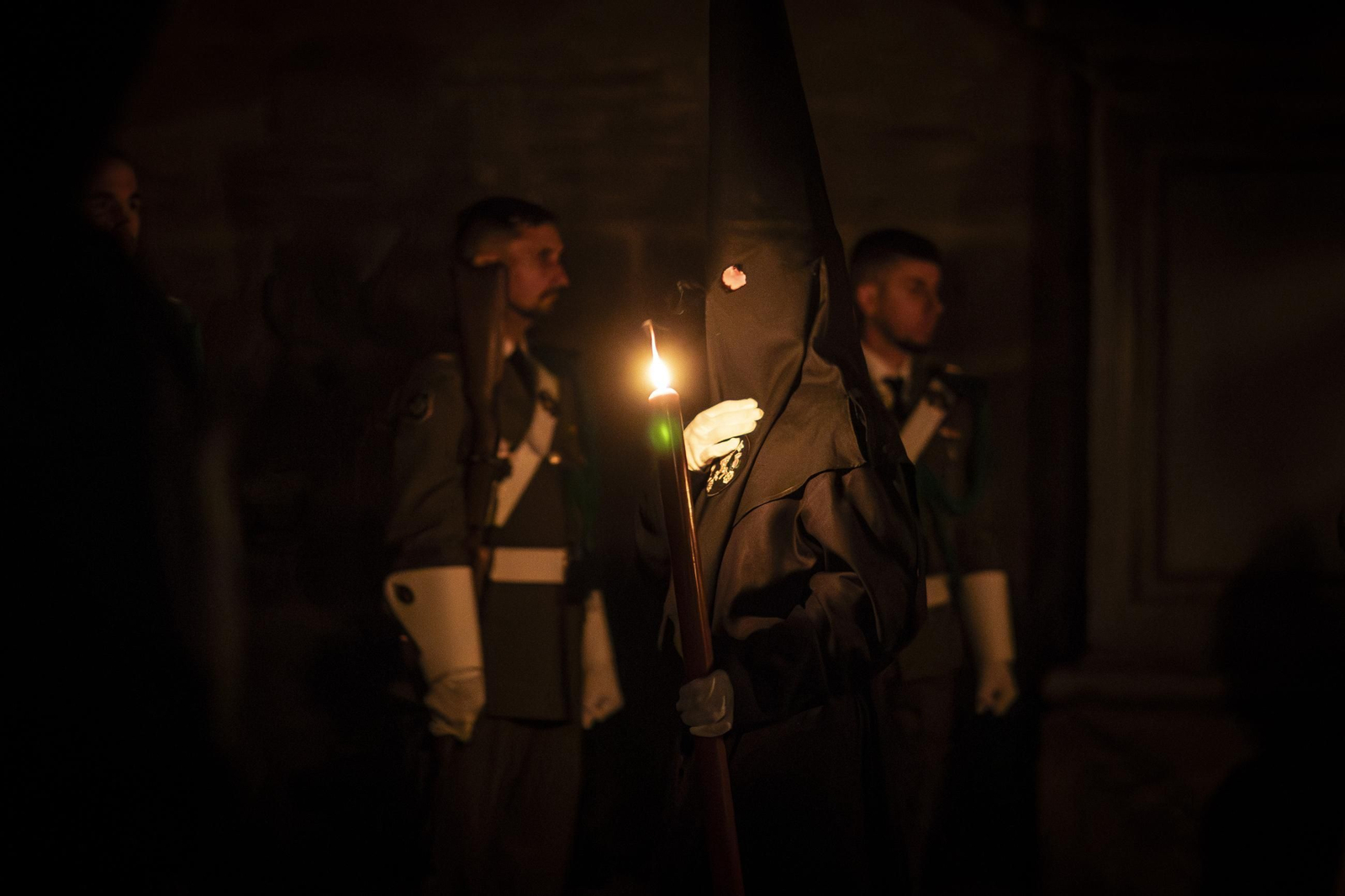 Silencio y oscuridad: las mejores fotos de la procesión del Cristo de la Misericordia de Granada