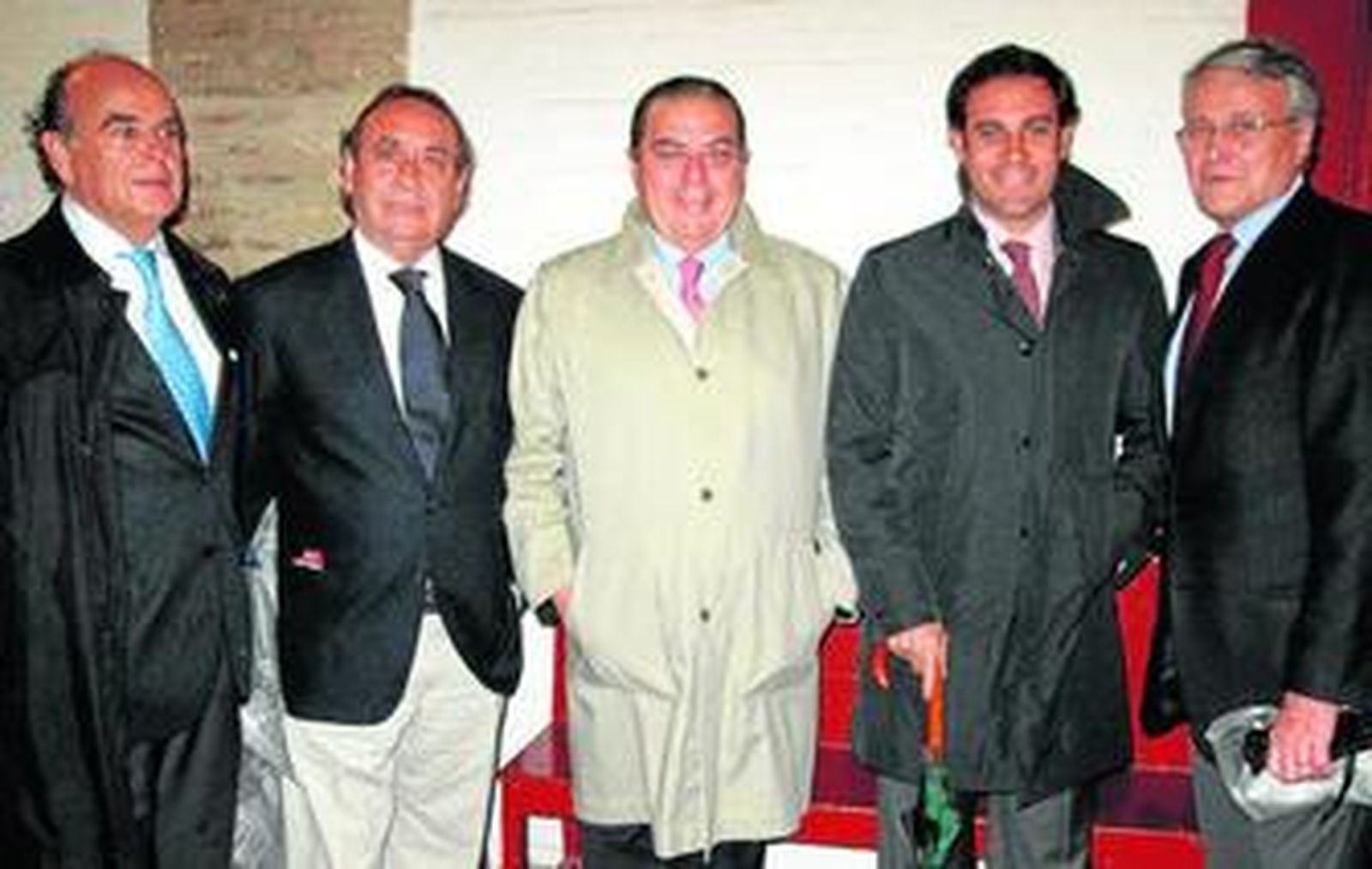 El ex presidente del Real Madrid, Vicente Boluda (centro), los ex directivos del club blanco Luis Guerrero y Amador Suárez (en los extremos de la imagen), el empresario Pedro Trapote, propietario de la ganadería Toros de la Plata, y el torero Miguel Báez 'Litri'.