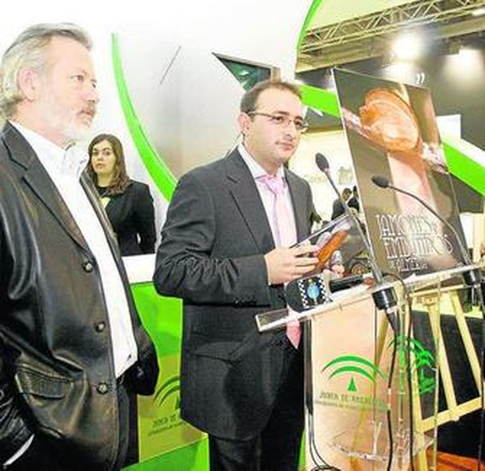 El delegado Juan Deus y José Luis Segura de la asociación de jamones.