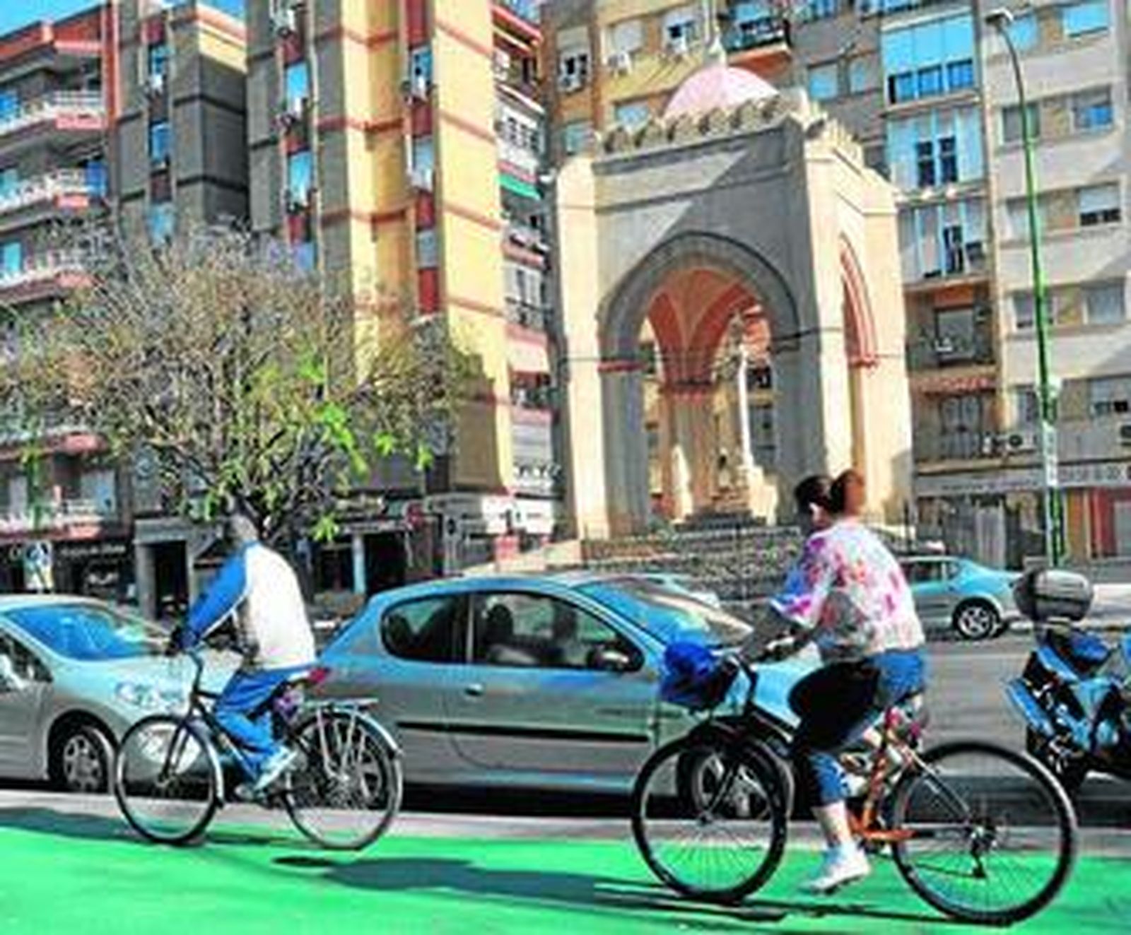 Carril-bici en Luis Montoto, junto al templete de la Cruz del Campo.