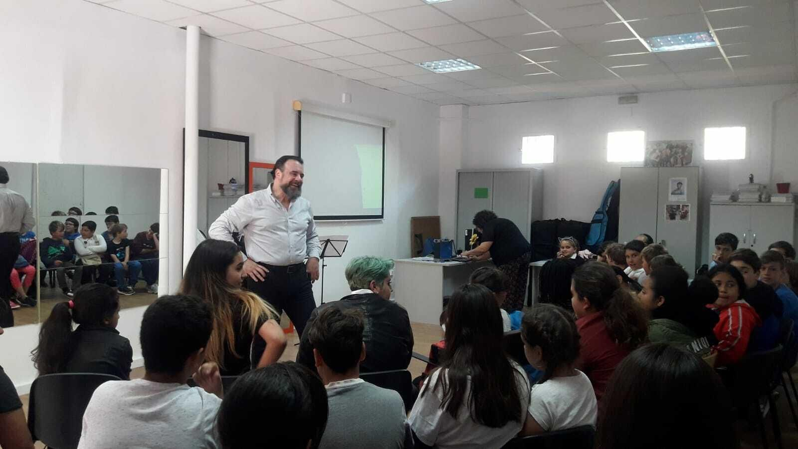El barítono Carlos Álvarez, en el primer ensayo del coro que lleva su nombre.