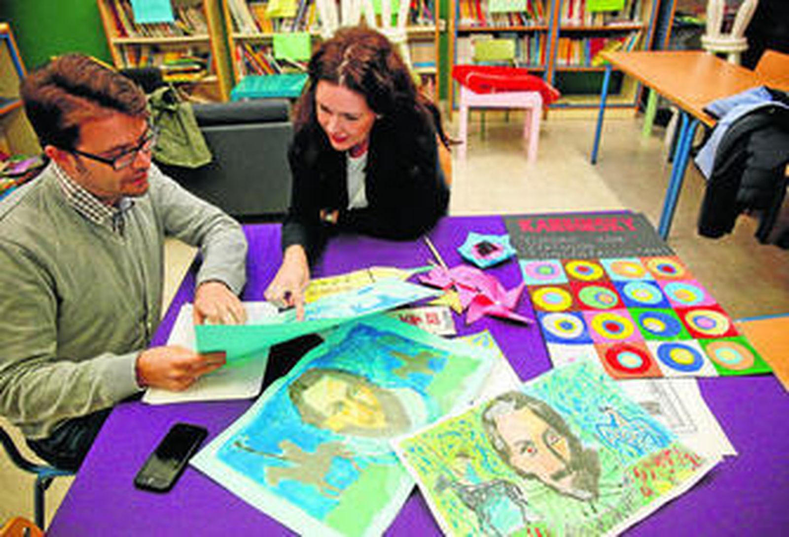 Francisco Rafael Pérez, jefe de estudios del CEIP Prácticas Nº1, charla con María José Valverde, coordinadora de educación del Museo Picasso.