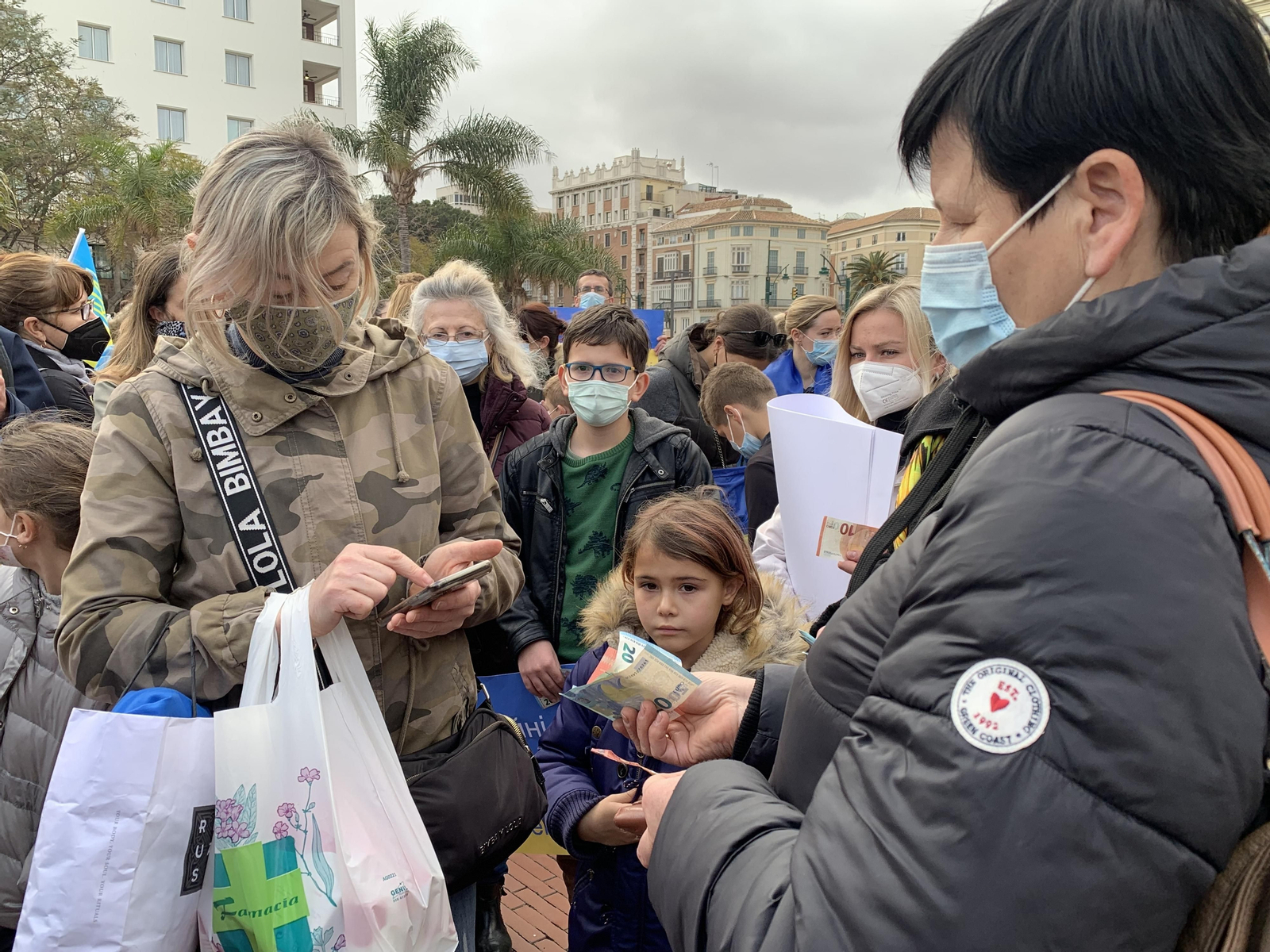 Ucraniana dona dinero en la manifestación de este viernes. Ucraniana dona dinero en la manifestación de este viernes.