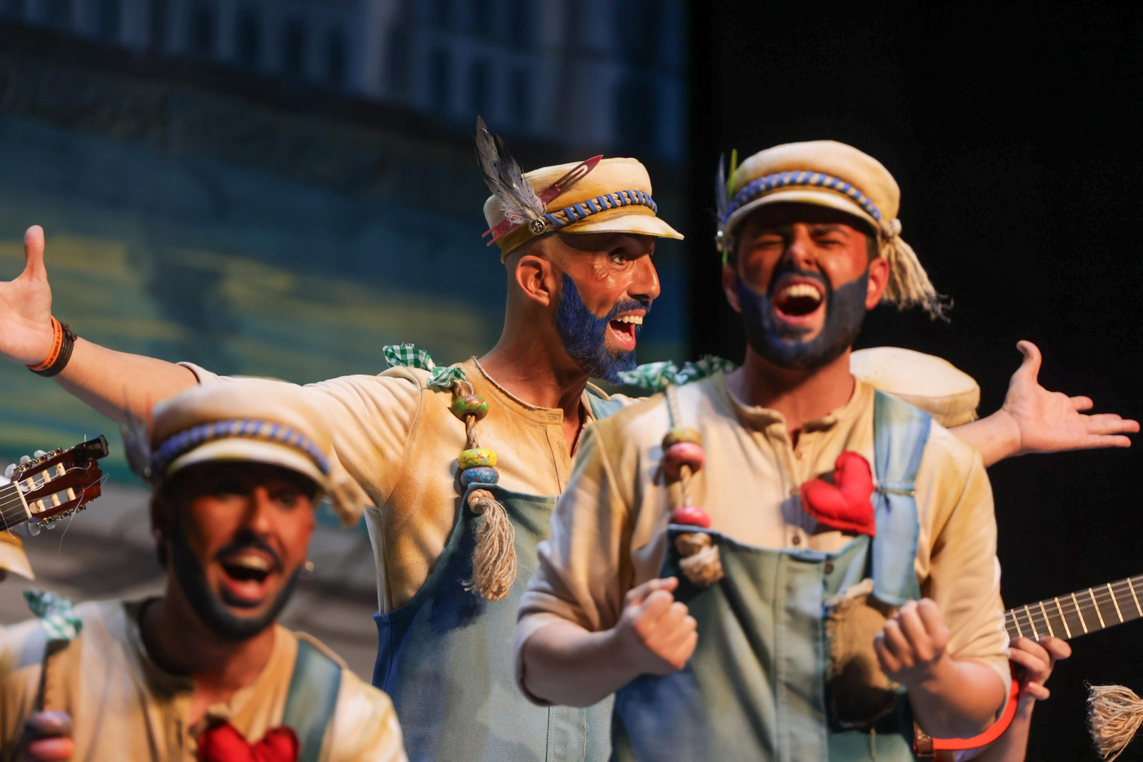 Imágenes de la actuación de la comparsa de Ayamonte "Los que manejan las redes" en las semifinales del Carnaval Colombino