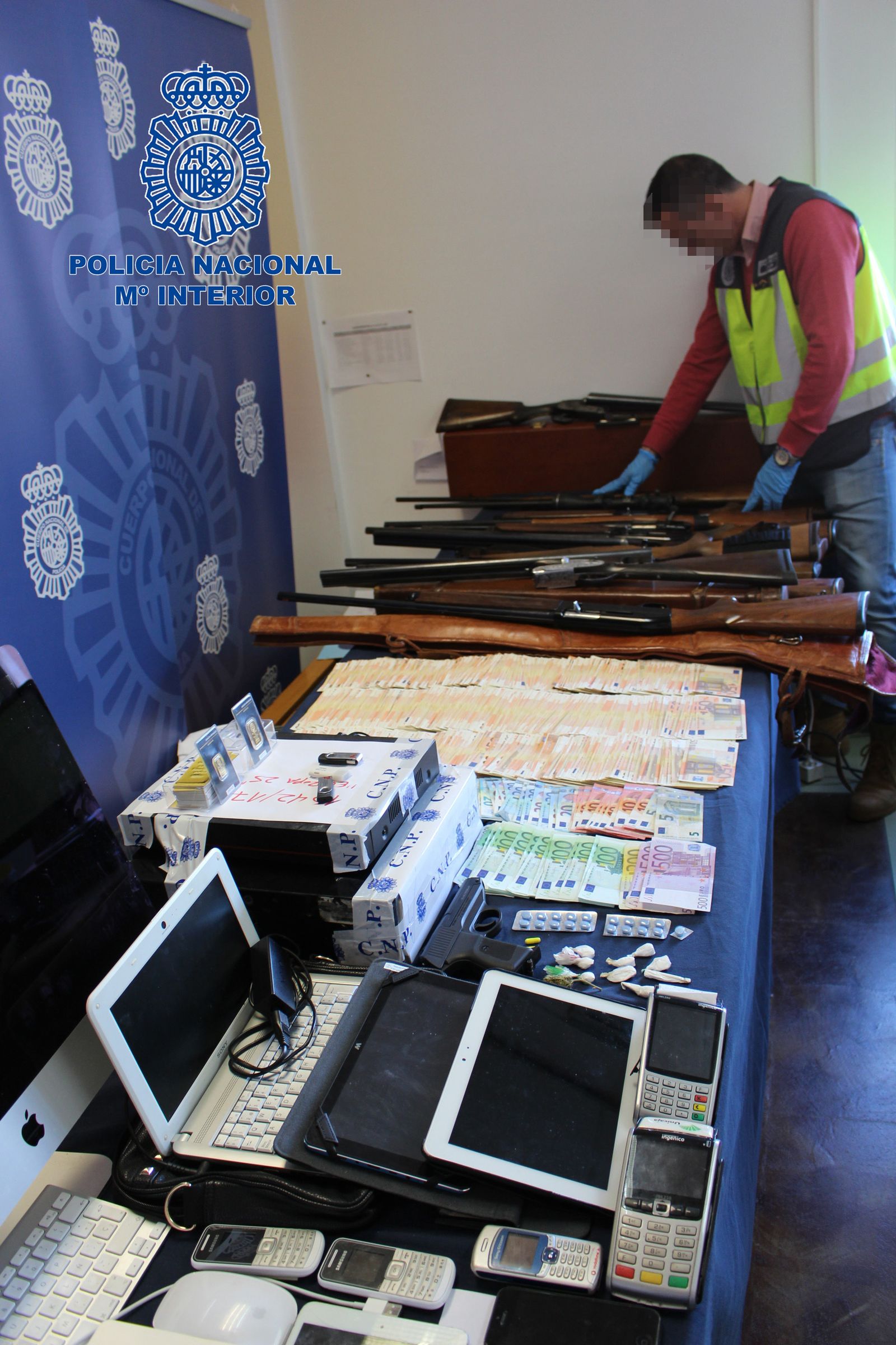 La Policía nacional muestra los objetos requisados a los detenidos en la operación
