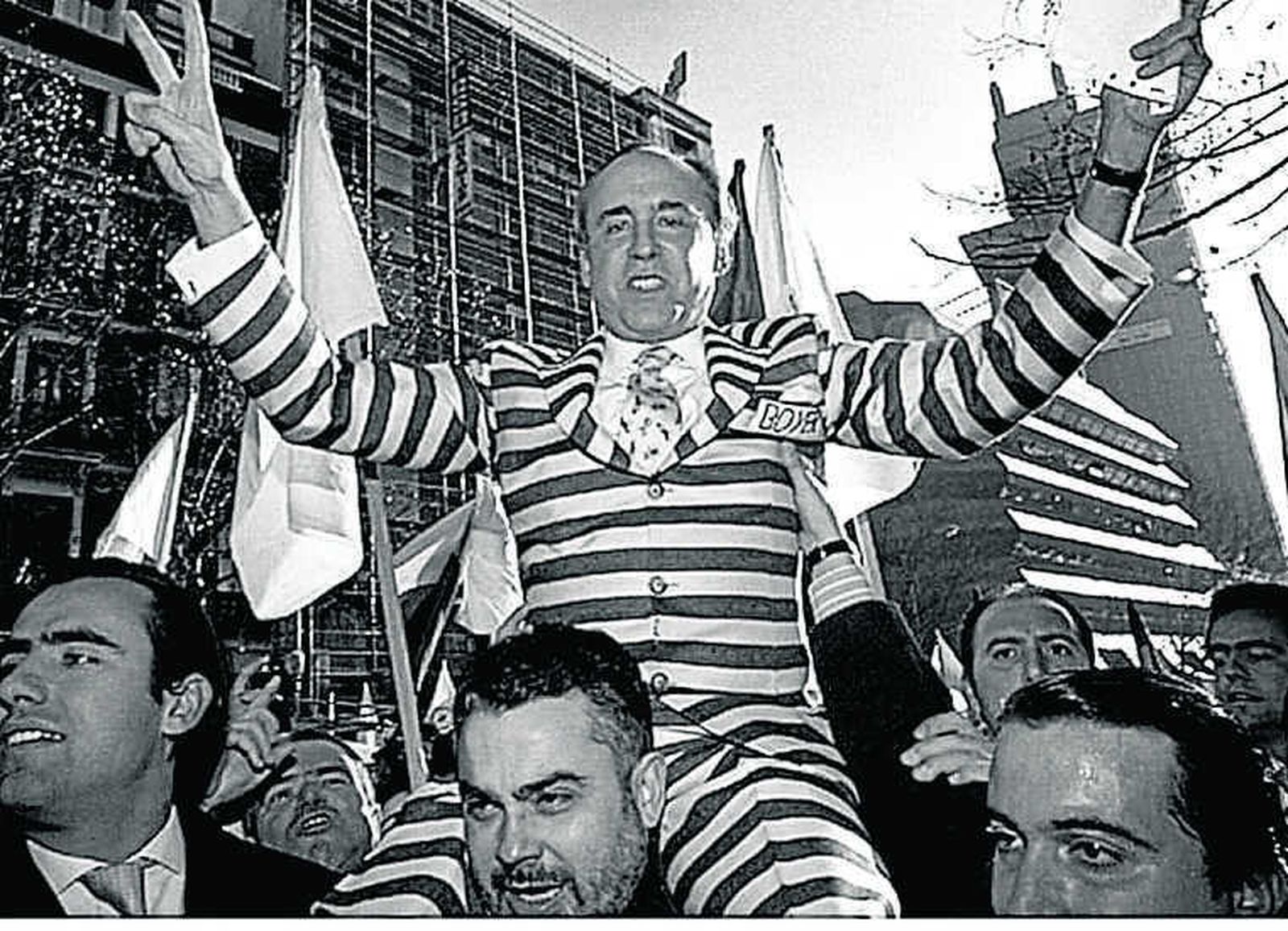 José María Ruiz-Mateos, a hombros de sus seguidores, en uno de sus particulares shows.