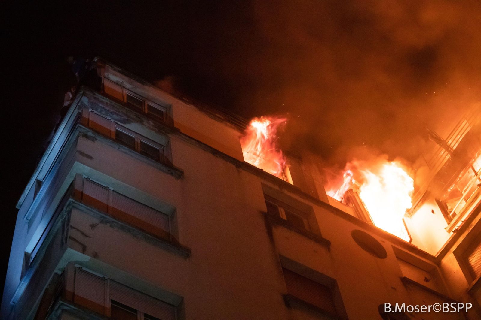 Los bomberos trabajan en la extinción de un edificio incendiado en París