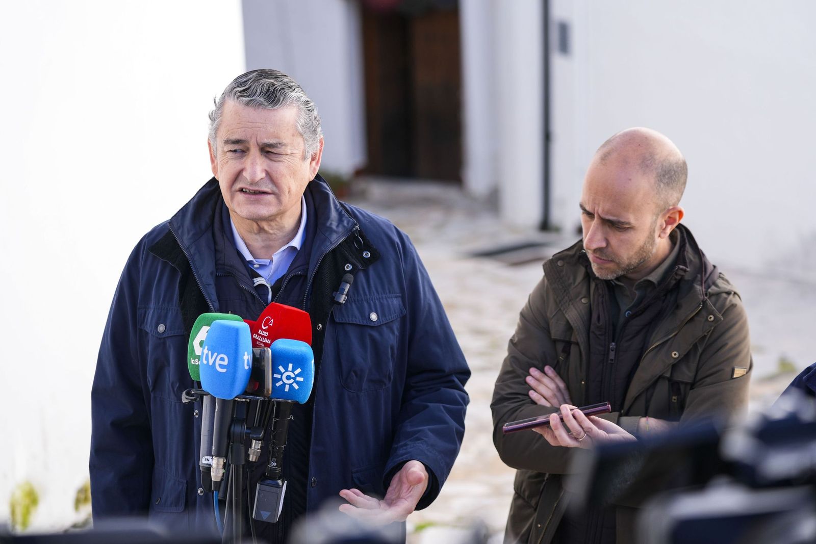 Antonio Sanz, durante su visita a Grazalema esta mañana, acompañado del alcalde, Carlos Javier García.