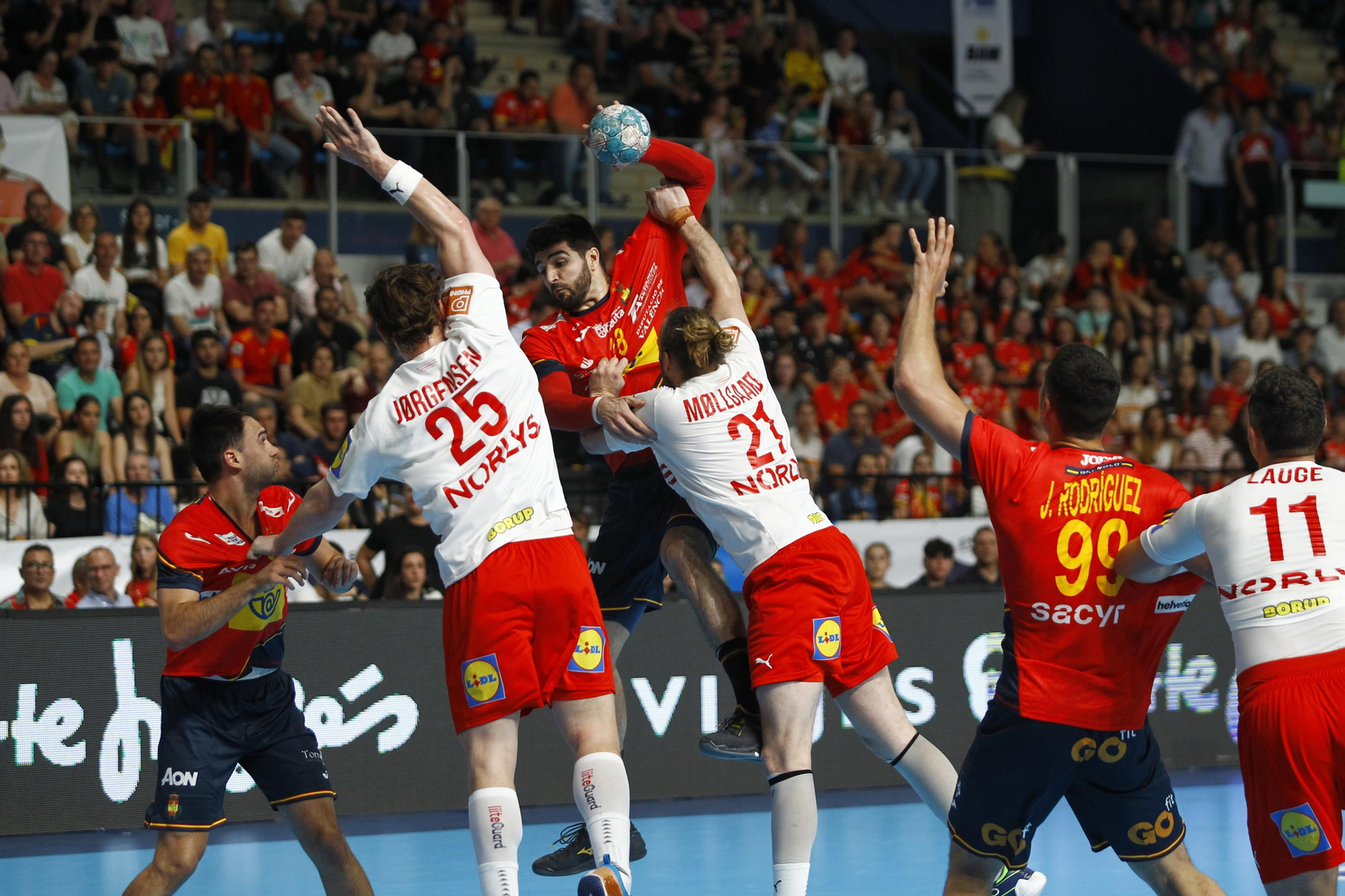 Imágenes del España-Dinamarca de la EHF Euro Cup de balonmano, en Almería