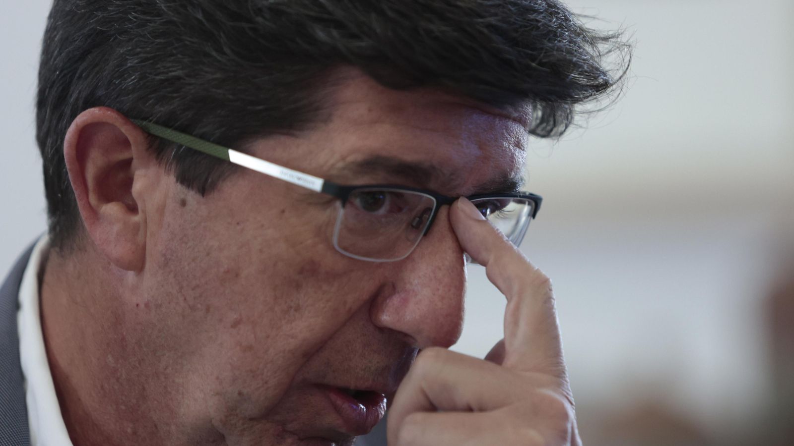 Juan Marín se coloca las gafas en un momento de la entrevista.