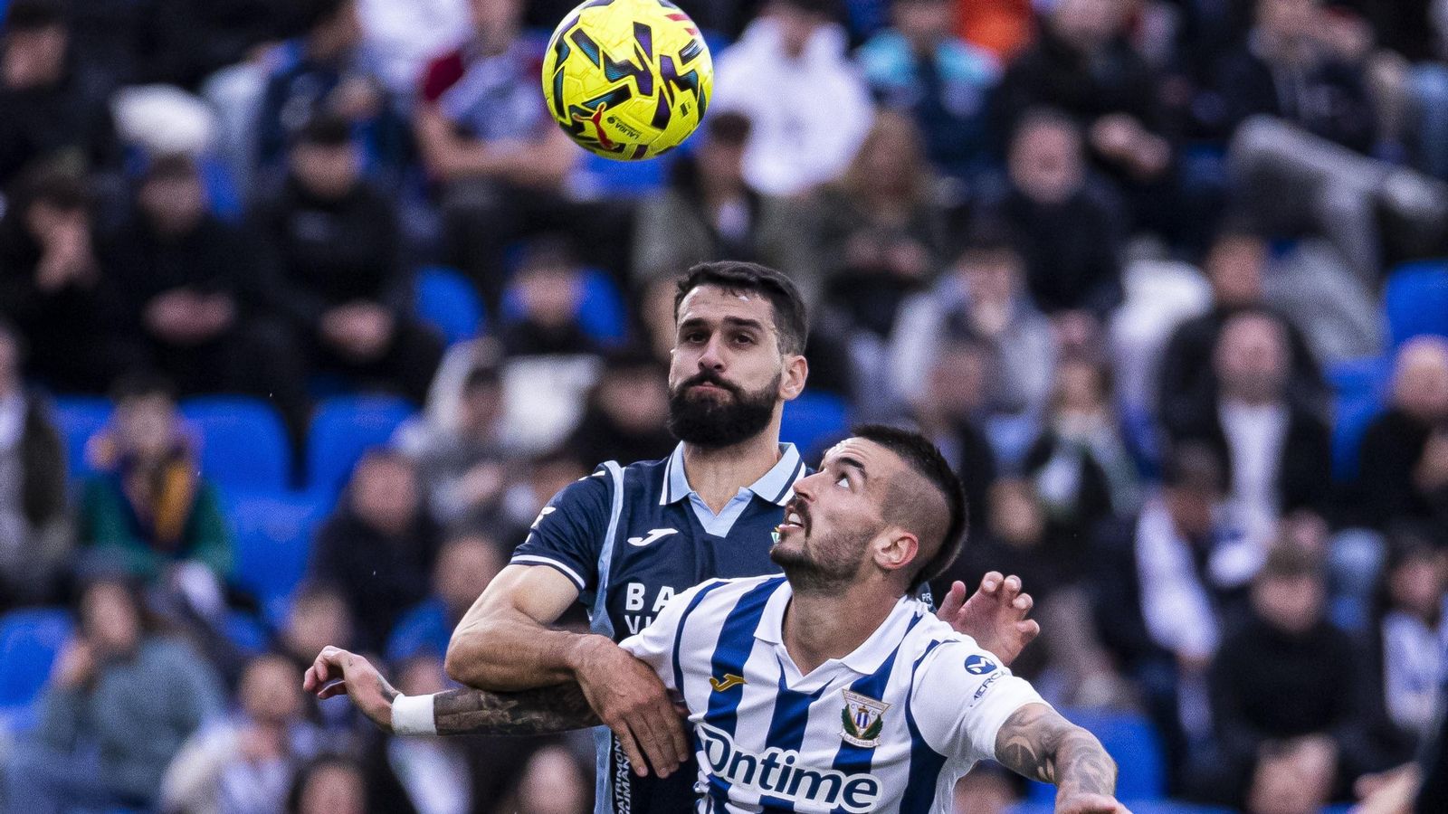 Xavi Sintes pugna con Álex Millán en un lance del Leganés - Córdoba CF.