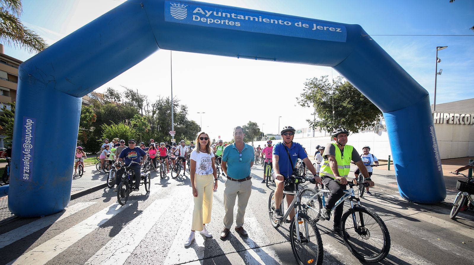 Gran ambiente en la fiesta de la bici y la amistad