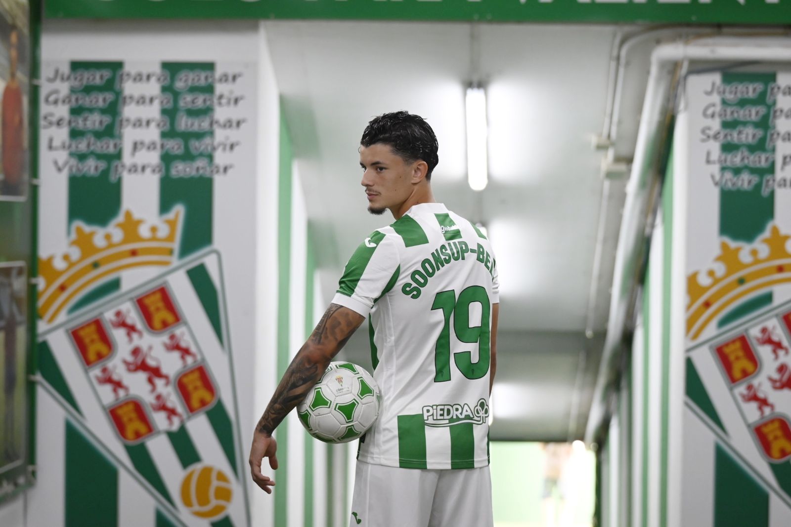 Las mejores fotos de la presentación de Jude Soonsup-Bell con el Córdoba CF