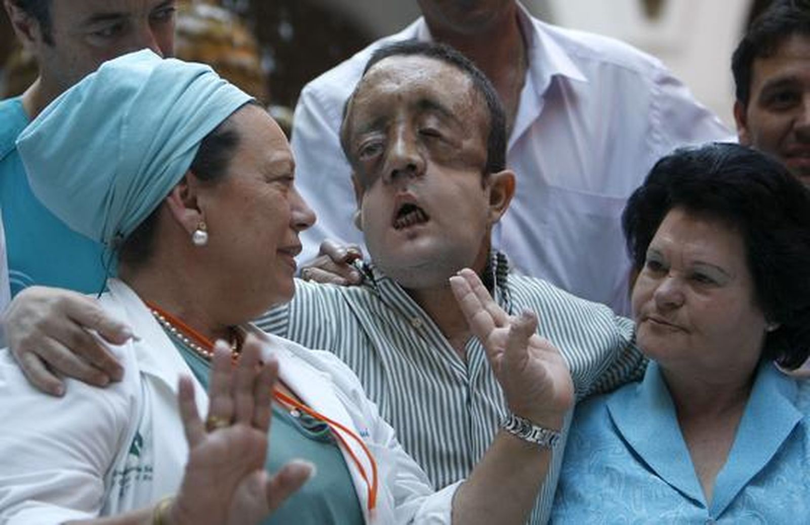 Un miembro del equipo médico conversa con Rafael y su madre tras la comparecencia del paciente al ser dado de alta.

Foto: Eduardo Abad (Efe)