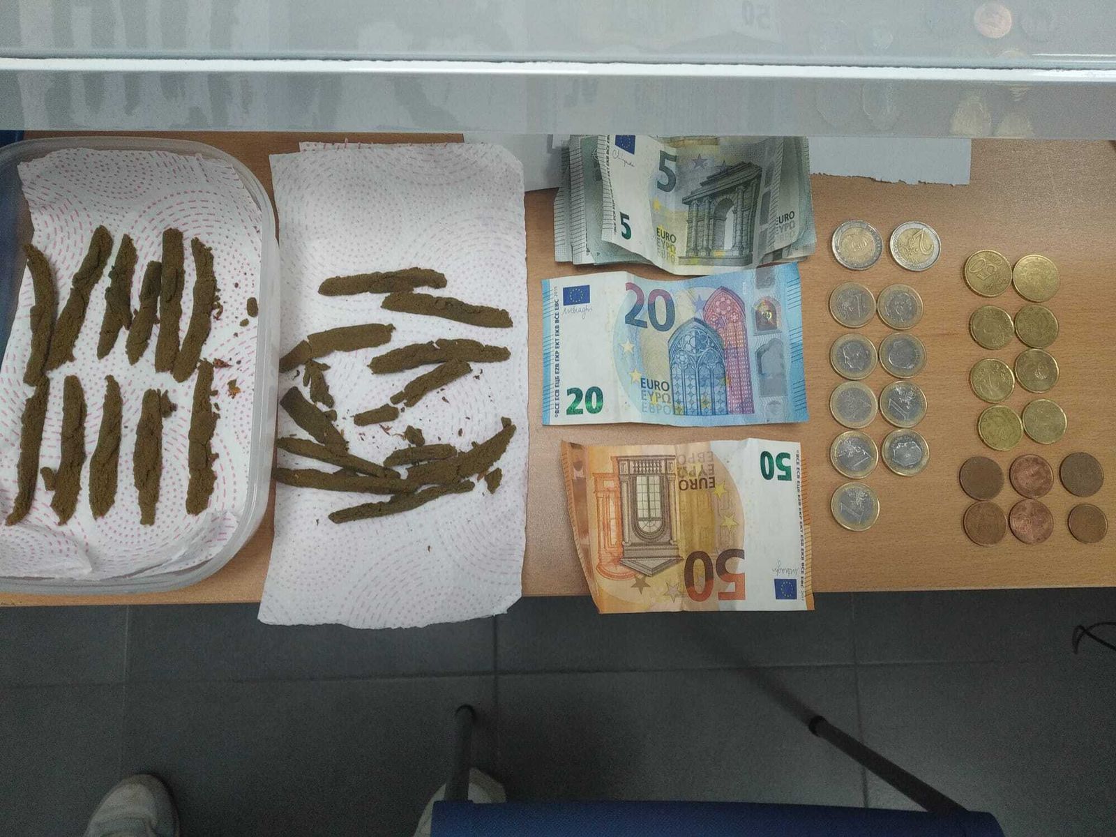 La droga y el dinero intervenido por la Policía Local de Sanlúcar.