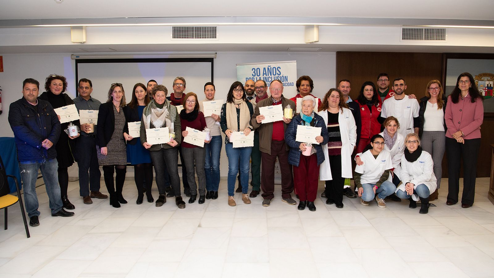 Galardonados con los diplomas de la FAAM junto a responsables municipales y de la entidad.