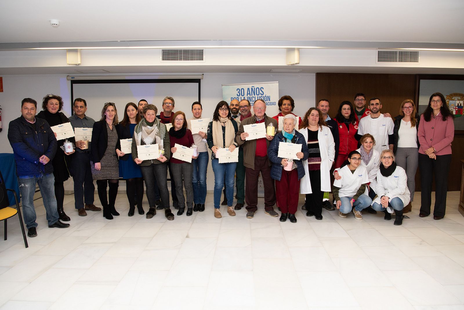 Galardonados con los diplomas de la FAAM junto a responsables municipales y de la entidad.
